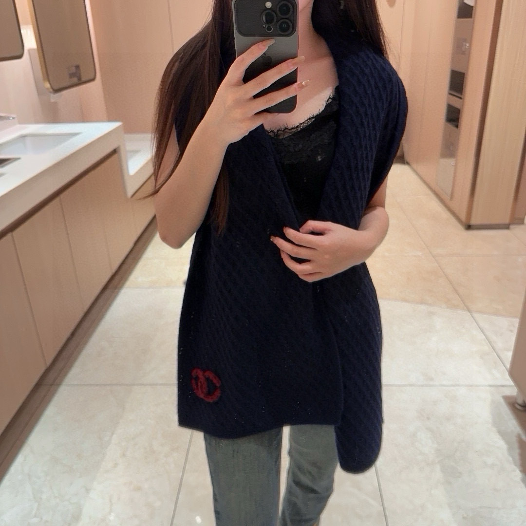 NO:574772,[Chanel · Chanel's rare knitted item, gentle color matching, super obsessed with temperament, low-key, quiet and elegant] Highly recommended, it will make your heart beat in a second!  !  !  High-end, luxurious!  eternal!  It’s not the kind of style that goes by in a flash!  !  !  Clothing that maximizes improvement!  Chanel's new color matching knitted cashmere scarf this year is so beautiful. Sisters who know how to match it must understand. This kind of design can greatly enhance the style and aura in autumn and winter. No matter perfect, beautiful figure or temperament, this design is a tool to quickly and maximize the improvement of clothing. size32*170cm, top cashmere high version scarf, high version scarf, chanel, chanel19860909【Chanel · 香奈儿难得一见的针织单品,温柔配色,超级迷恋气质低调恬静又不失优雅】重点推荐一秒心动啊！！！高级,奢华！永恒！不是那种过眼云烟的款式！！！最大化提升的衣品！Chanel今年新出的配色针织羊绒围巾,太好看了,会搭配的姐妹一定懂,这样的设计在秋冬季穿搭上很能提升造型气场无可挑剔,无论完,美身材,气质,这种设计,是快速也是最大化提升衣品的利器size32*170cm,顶级羊绒高版本围巾,高版本围巾,chanel,chanel,scarf