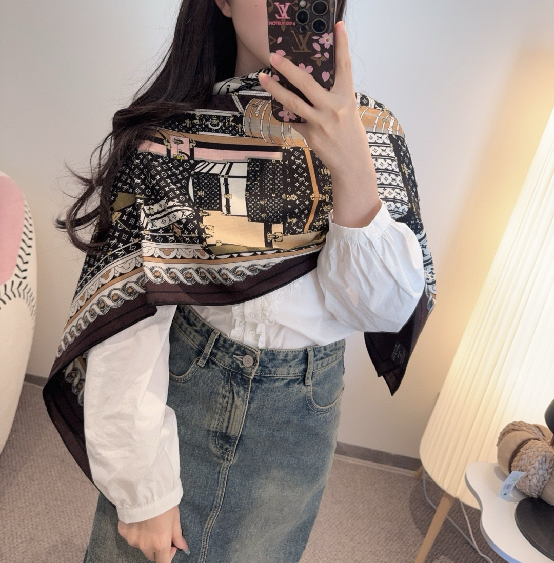 ❄【双面同色】原单Lv140cm丝绒方本款方巾，丝印工艺刻画丰富细节，描绘 Monogram 薇薇安之家