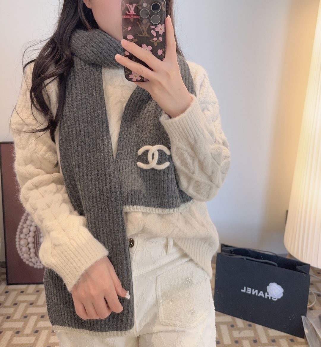 NO:581351,Chanel25 new autumn and winter embroidered knitted scarf and cashmere knitted long scarf are so beautiful [crying] The royal palace-level new model is on sale. The imported pure cashmere knitted wool is extremely beautiful. It really matches the skin tone of the upper body. It is versatile. You can decide whether it looks good or not. The size of the scarf is 30*200cm. It is made of pure cashmere. It is the first choice for gift giving. High version scarf, high version scarf, chanel19860909Chanel25秋冬新款刺绣针织围巾羊绒针织长巾美翻了[流泪]御用殿堂级极品新款在售 进口纯羊绒针织毛线美丽至极 真的 上身极为衬肤色 百搭 好看不好看自己看吧 围巾尺寸30*200cm,精选纯羊绒,送礼首选佳品高版本围巾,高版本围巾,chanel,scarf