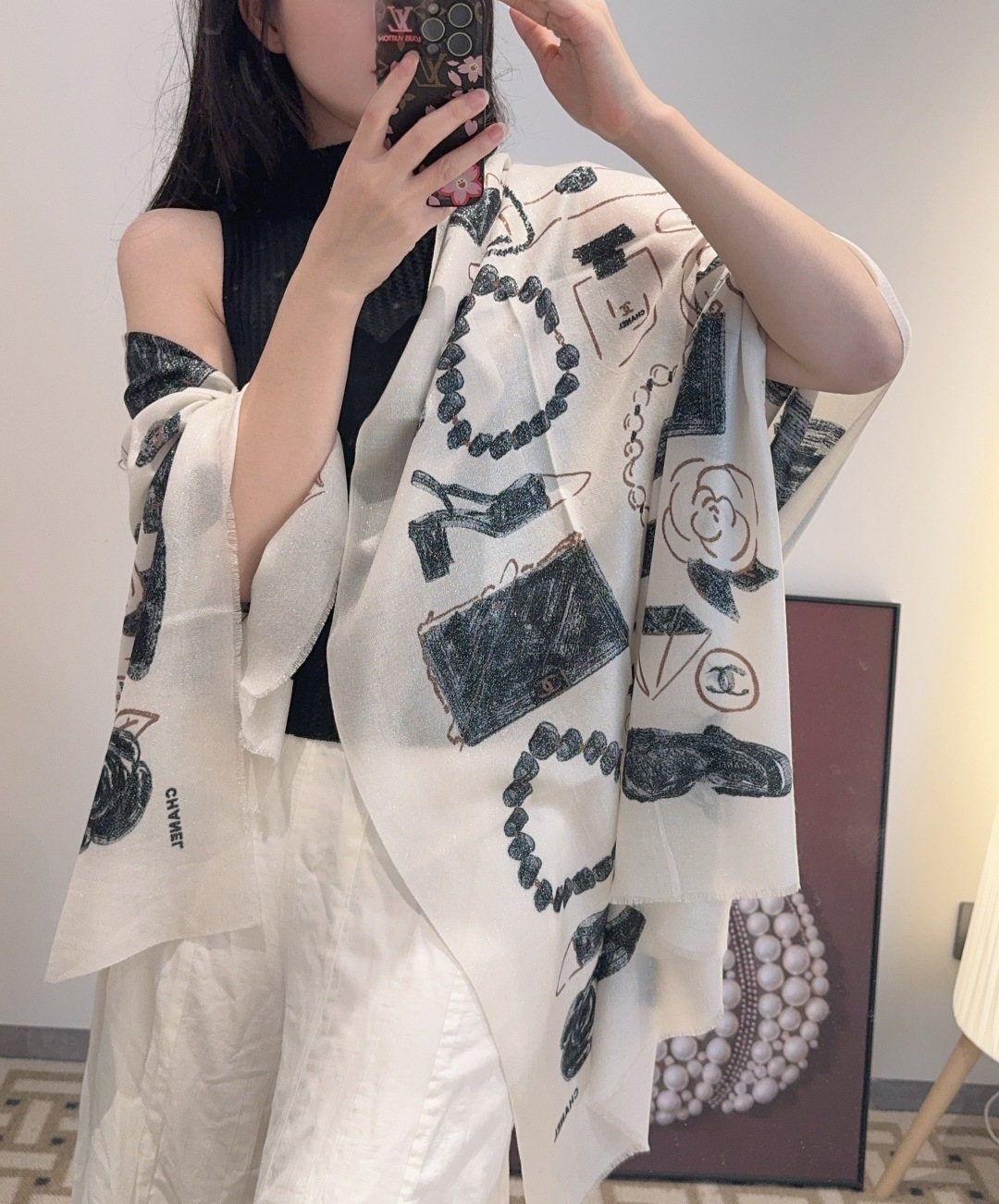 NO:581353,The shiny silver cashmere long scarf counter is synchronized and I sincerely praise the Louis Vuitton classic Monogram pattern with the colorful frame to add a gorgeous style. Highly recommended. This size is neither big nor small and is very easy to match. The quality is super good and you will understand the high-end quality when you get it. The high-end details are what you see is what you get. The VI price is a must-have for customers. Recommended size 110*200cm cashmere high version scarf, high version scarf, louis vuitton, louis vuitton, louis  vuitton19860909会发光发亮的围巾银丝羊绒长巾专柜同步真心赞驴家路易威登经典 Monogram 图案搭配彩色边框再添华美格调.强烈推荐手慢无这个size不大不小特别好搭配,品质超级好拿到手就会懂的高端品质,高端细节所见即所得重磅巨献VI价客户必入推荐尺寸110*200cm羊绒高版本围巾,高版本围巾,louis vuitton,louis vuitton,louis vuitton,scarf