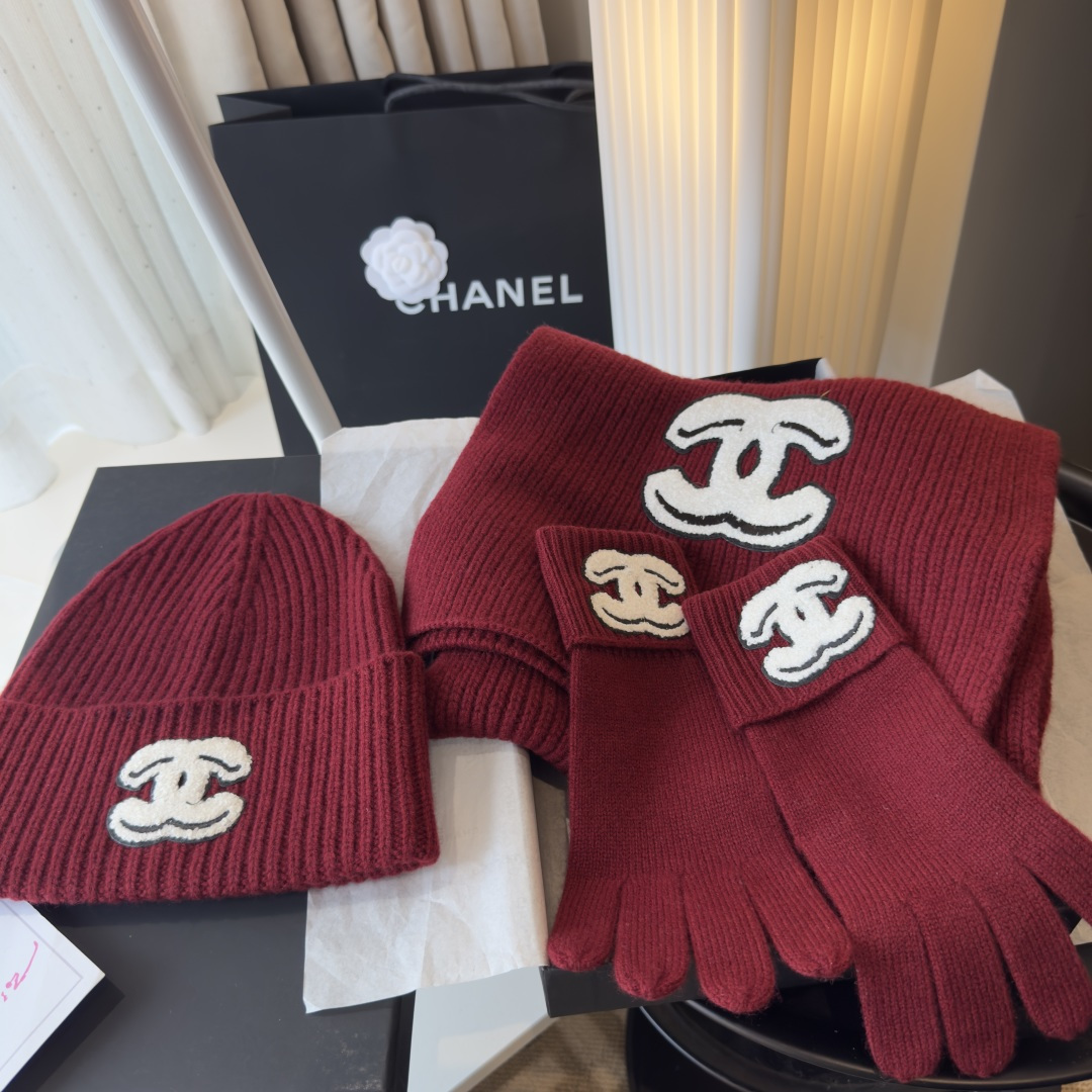 P405 【香奶奶2025滑雪季 暖雪之境】
置身纯白雪场，以小香羊绒三件套诠释冬日优雅。素色粗纱针织围巾、手套与帽子，以细腻羊绒包裹凛冽寒意，轻盈暖意随行。经典的粗纱纹理间，黑白双C标志低调点缀，勾勒出不羁与从容并存的雪山姿态。
从雪道滑行至暖炉旁，这一抹简约奢华始终相伴，将实用与美学凝于细节。香奈儿2025滑雪系列——于极寒中，拥抱最温柔的奢华暖意。围巾30*180cm