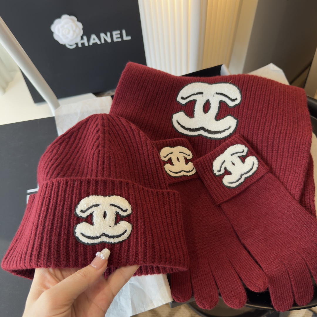 P405 【香奶奶2025滑雪季 暖雪之境】
置身纯白雪场，以小香羊绒三件套诠释冬日优雅。素色粗纱针织围巾、手套与帽子，以细腻羊绒包裹凛冽寒意，轻盈暖意随行。经典的粗纱纹理间，黑白双C标志低调点缀，勾勒出不羁与从容并存的雪山姿态。
从雪道滑行至暖炉旁，这一抹简约奢华始终相伴，将实用与美学凝于细节。香奈儿2025滑雪系列——于极寒中，拥抱最温柔的奢华暖意。围巾30*180cm