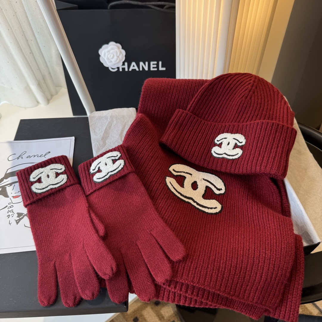 P405 【香奶奶2025滑雪季 暖雪之境】
置身纯白雪场，以小香羊绒三件套诠释冬日优雅。素色粗纱针织围巾、手套与帽子，以细腻羊绒包裹凛冽寒意，轻盈暖意随行。经典的粗纱纹理间，黑白双C标志低调点缀，勾勒出不羁与从容并存的雪山姿态。
从雪道滑行至暖炉旁，这一抹简约奢华始终相伴，将实用与美学凝于细节。香奈儿2025滑雪系列——于极寒中，拥抱最温柔的奢华暖意。围巾30*180cm