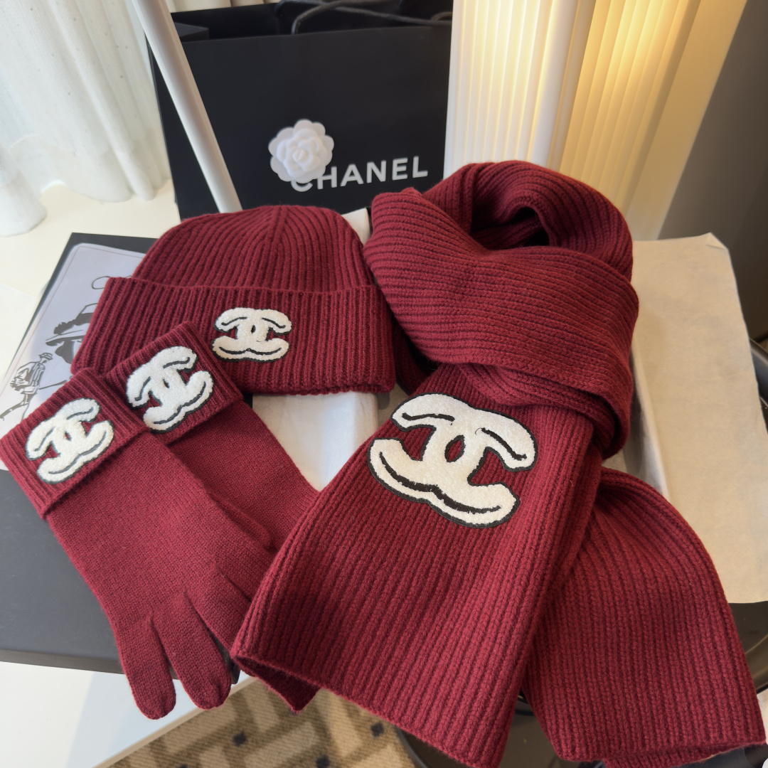 P405 【香奶奶2025滑雪季 暖雪之境】
置身纯白雪场，以小香羊绒三件套诠释冬日优雅。素色粗纱针织围巾、手套与帽子，以细腻羊绒包裹凛冽寒意，轻盈暖意随行。经典的粗纱纹理间，黑白双C标志低调点缀，勾勒出不羁与从容并存的雪山姿态。
从雪道滑行至暖炉旁，这一抹简约奢华始终相伴，将实用与美学凝于细节。香奈儿2025滑雪系列——于极寒中，拥抱最温柔的奢华暖意。围巾30*180cm