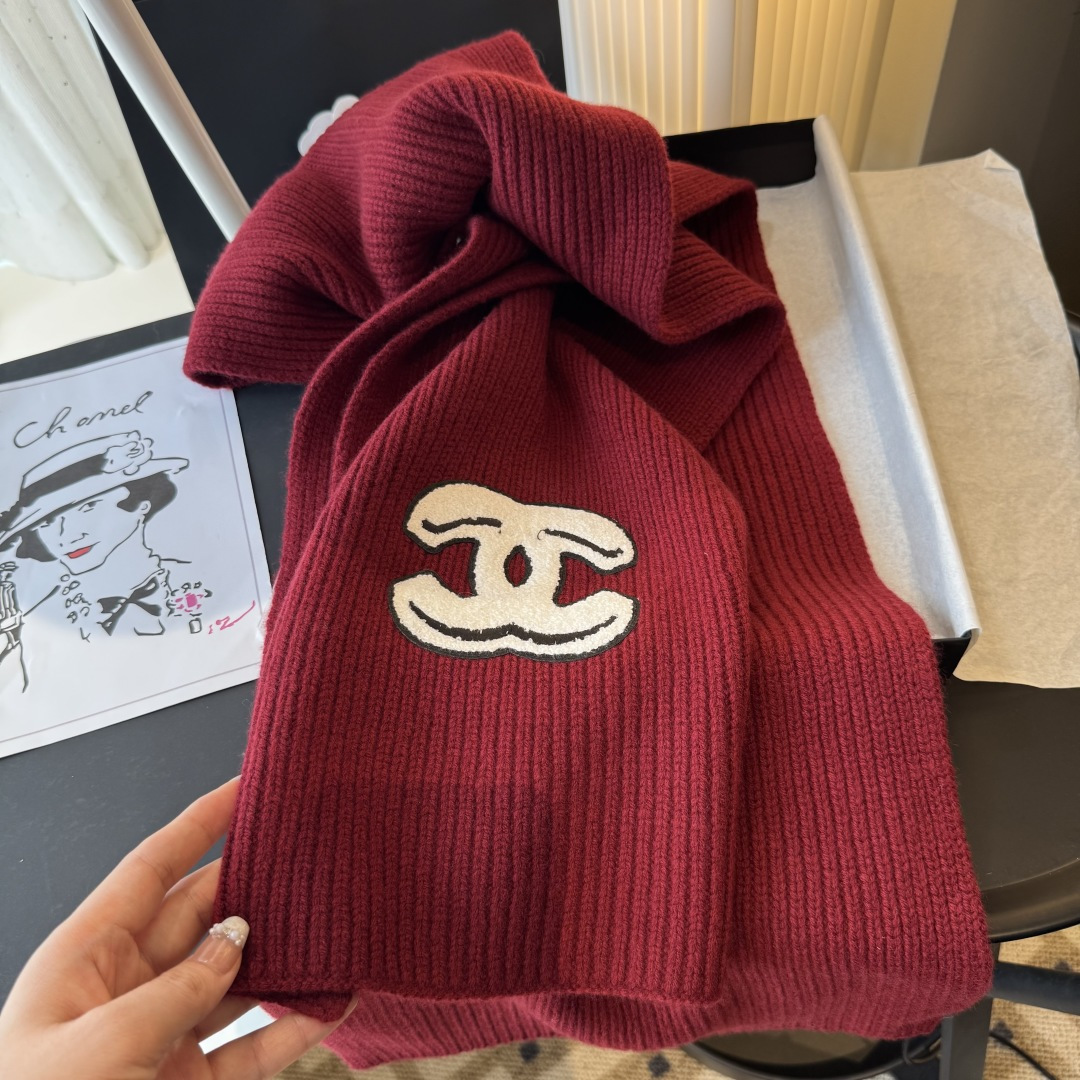P405 【香奶奶2025滑雪季 暖雪之境】
置身纯白雪场，以小香羊绒三件套诠释冬日优雅。素色粗纱针织围巾、手套与帽子，以细腻羊绒包裹凛冽寒意，轻盈暖意随行。经典的粗纱纹理间，黑白双C标志低调点缀，勾勒出不羁与从容并存的雪山姿态。
从雪道滑行至暖炉旁，这一抹简约奢华始终相伴，将实用与美学凝于细节。香奈儿2025滑雪系列——于极寒中，拥抱最温柔的奢华暖意。围巾30*180cm
