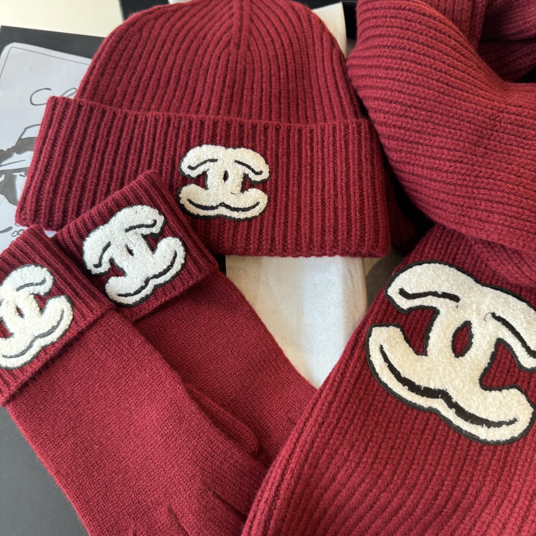 P405 【香奶奶2025滑雪季 暖雪之境】
置身纯白雪场，以小香羊绒三件套诠释冬日优雅。素色粗纱针织围巾、手套与帽子，以细腻羊绒包裹凛冽寒意，轻盈暖意随行。经典的粗纱纹理间，黑白双C标志低调点缀，勾勒出不羁与从容并存的雪山姿态。
从雪道滑行至暖炉旁，这一抹简约奢华始终相伴，将实用与美学凝于细节。香奈儿2025滑雪系列——于极寒中，拥抱最温柔的奢华暖意。围巾30*180cm