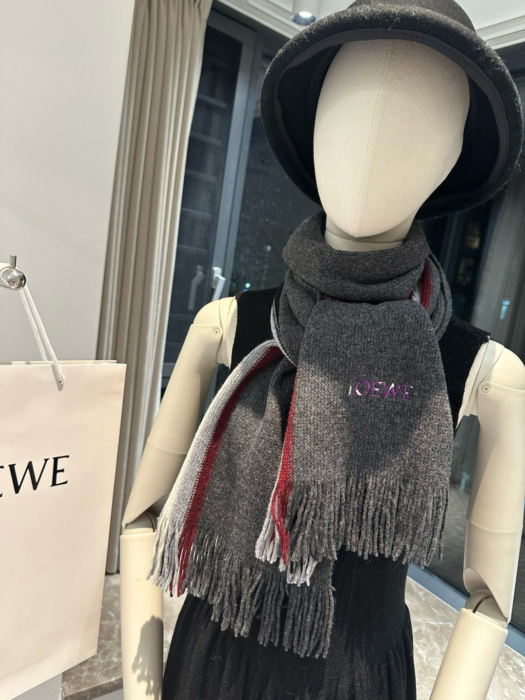 loewe 同步专柜，高端羊绒针织围巾！】可正式，可随意，非常Classical的男款设计。这款织法比较