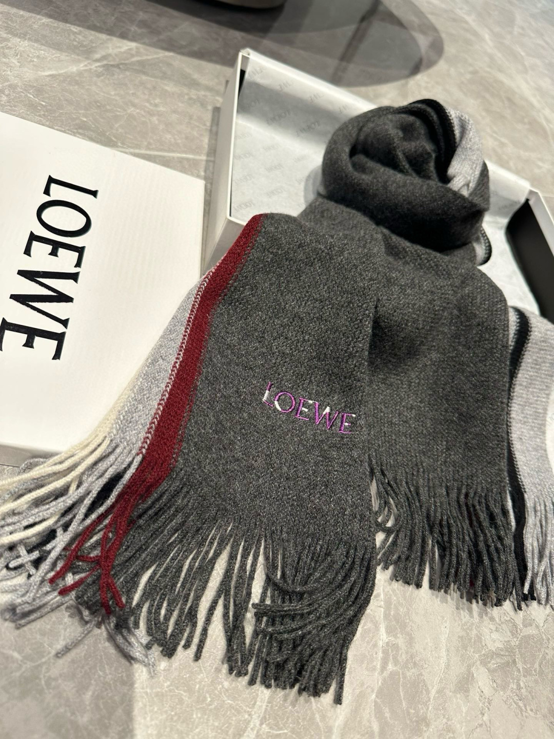 loewe 同步专柜，高端羊绒针织围巾！】可正式，可随意，非常Classical的男款设计。这款织法比较