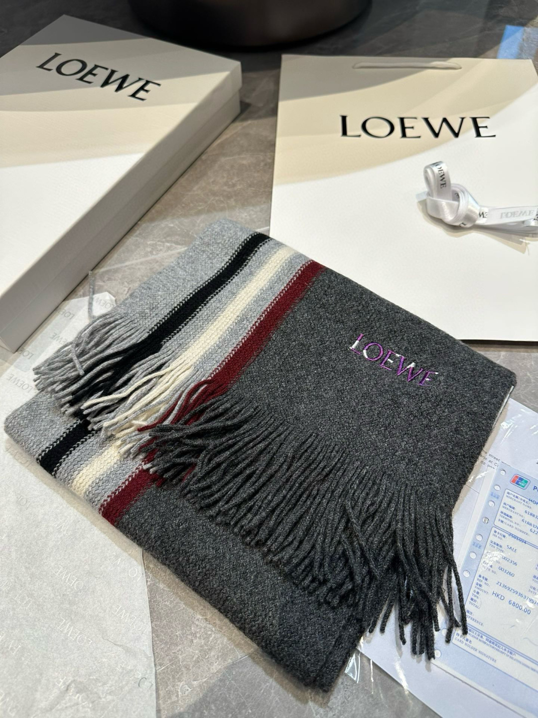 loewe 同步专柜，高端羊绒针织围巾！】可正式，可随意，非常Classical的男款设计。这款织法比较