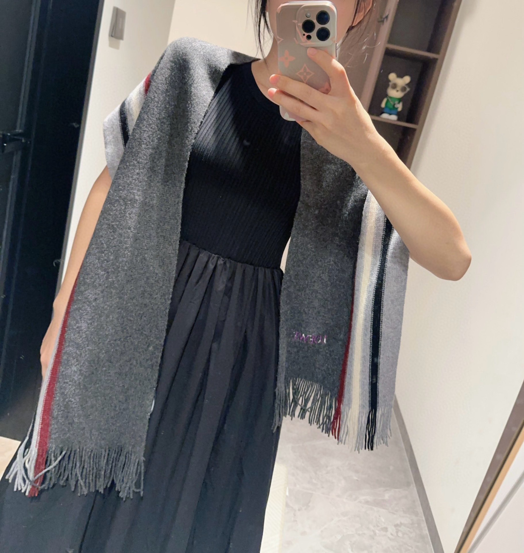 loewe 同步专柜，高端羊绒针织围巾！】可正式，可随意，非常Classical的男款设计。这款织法比较