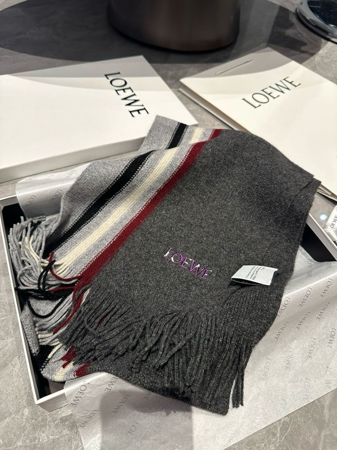 loewe 同步专柜，高端羊绒针织围巾！】可正式，可随意，非常Classical的男款设计。这款织法比较