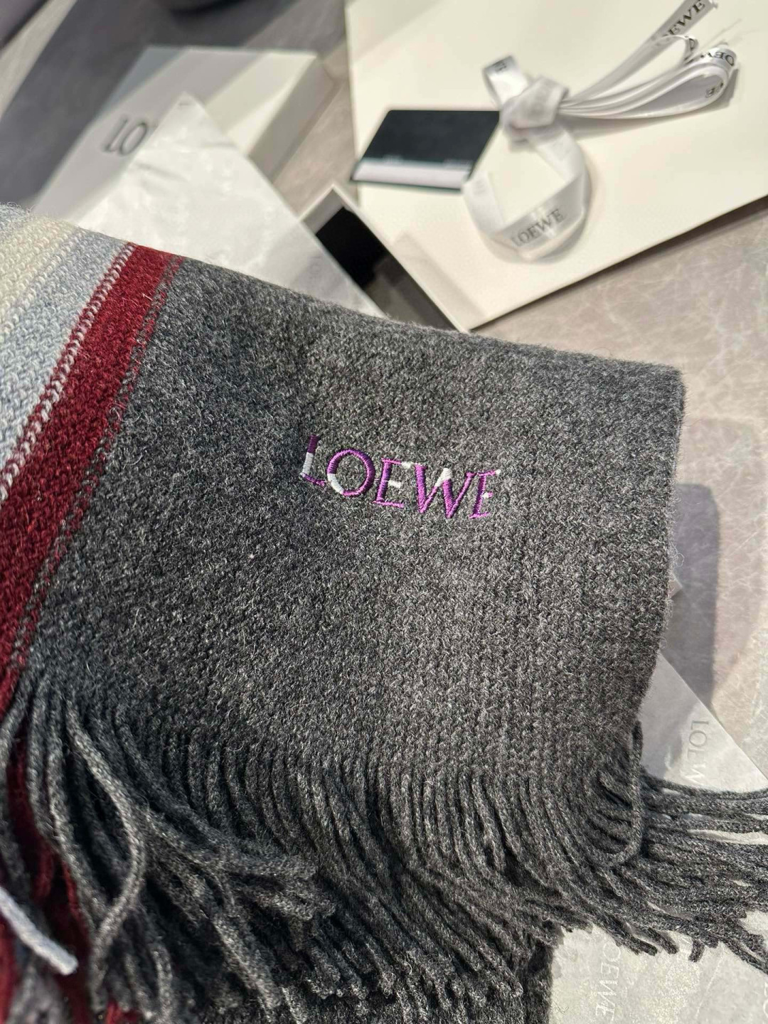 loewe 同步专柜，高端羊绒针织围巾！】可正式，可随意，非常Classical的男款设计。这款织法比较