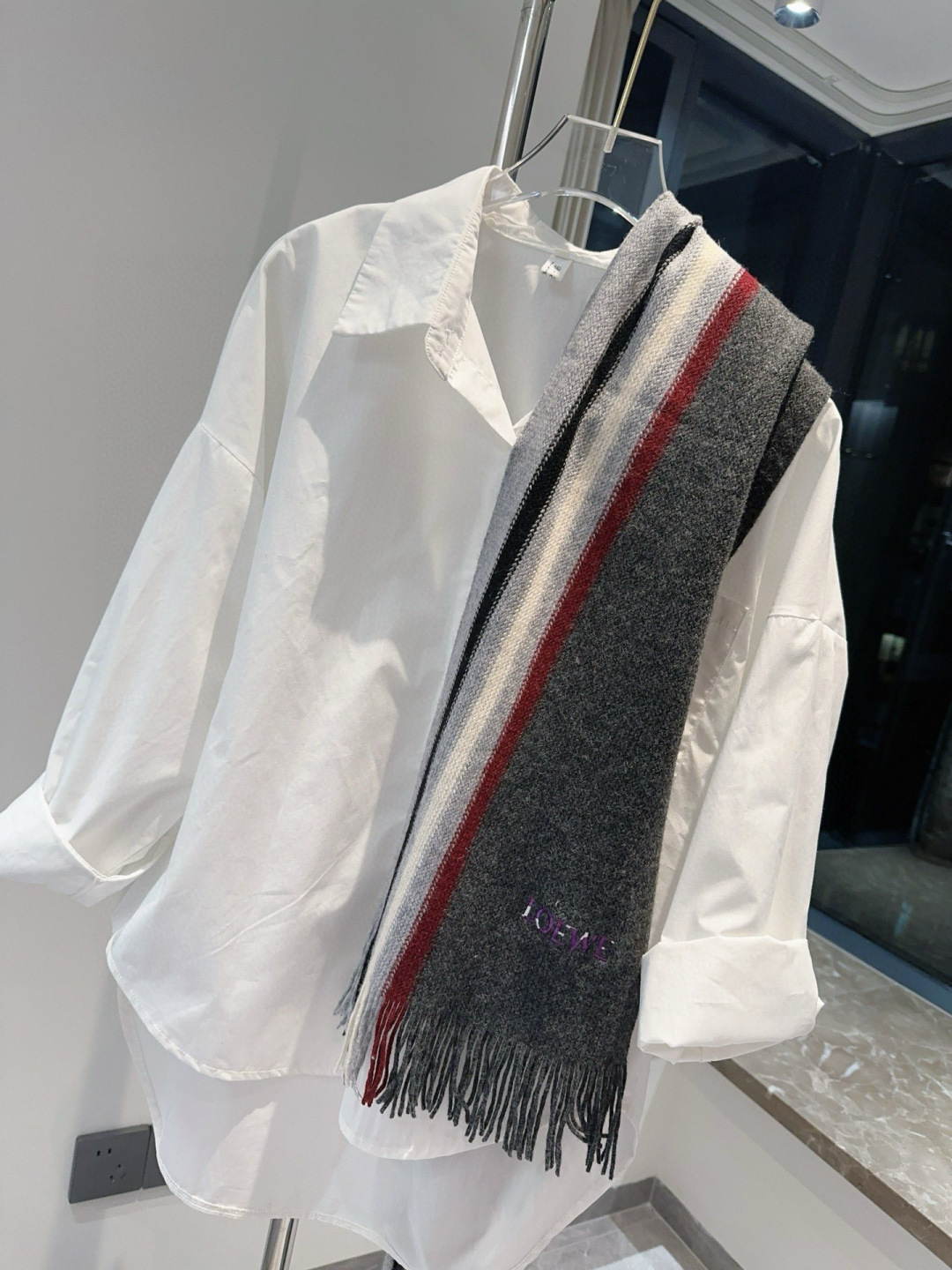 loewe 同步专柜，高端羊绒针织围巾！】可正式，可随意，非常Classical的男款设计。这款织法比较