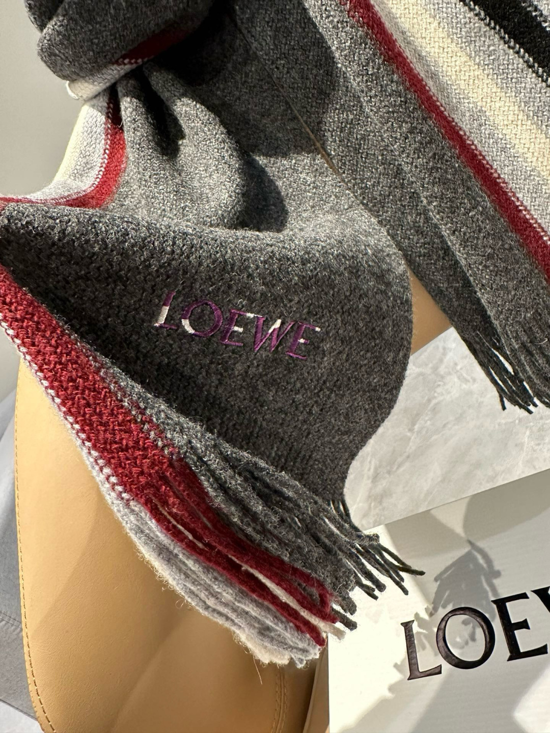 loewe 同步专柜，高端羊绒针织围巾！】可正式，可随意，非常Classical的男款设计。这款织法比较