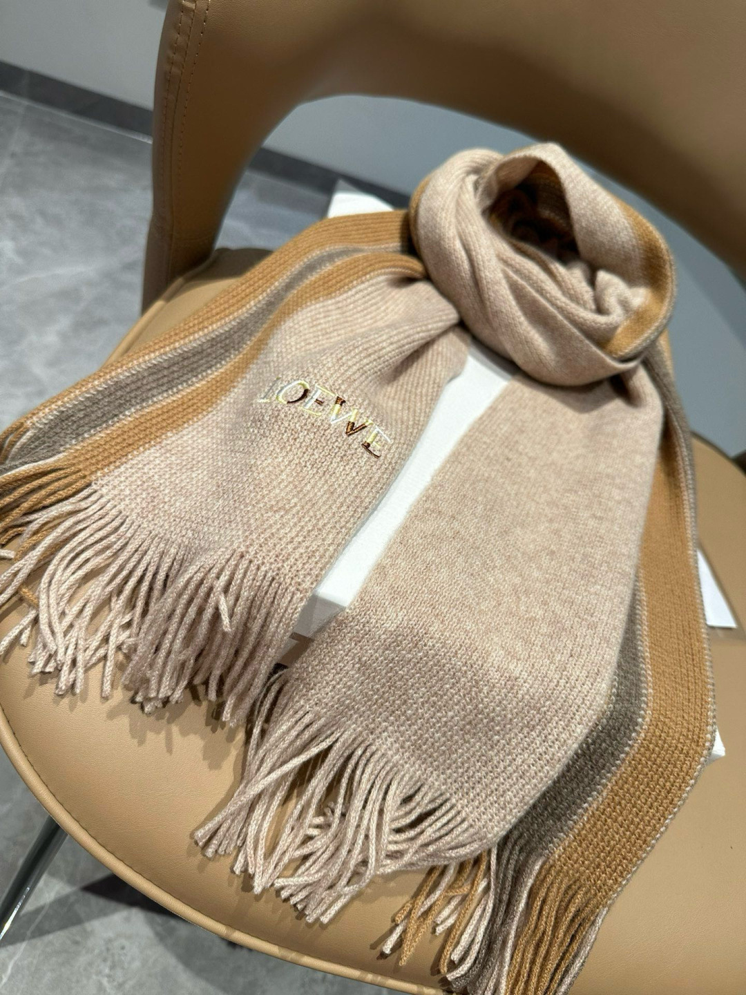 loewe 同步专柜，高端羊绒针织围巾！】可正式，可随意，非常Classical的男款设计。这款织法比较