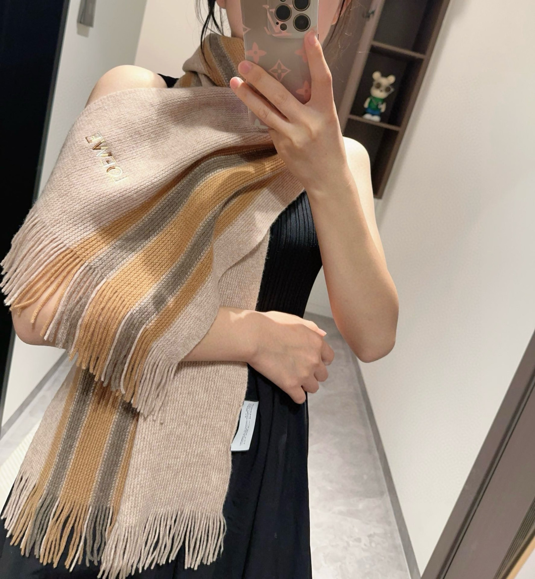 loewe 同步专柜，高端羊绒针织围巾！】可正式，可随意，非常Classical的男款设计。这款织法比较