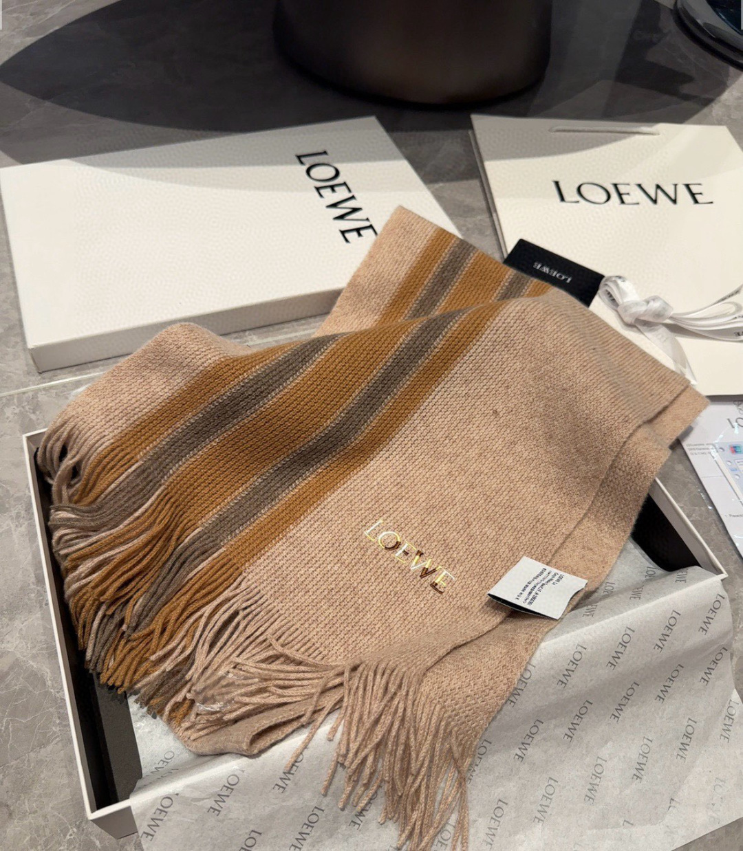 loewe 同步专柜，高端羊绒针织围巾！】可正式，可随意，非常Classical的男款设计。这款织法比较