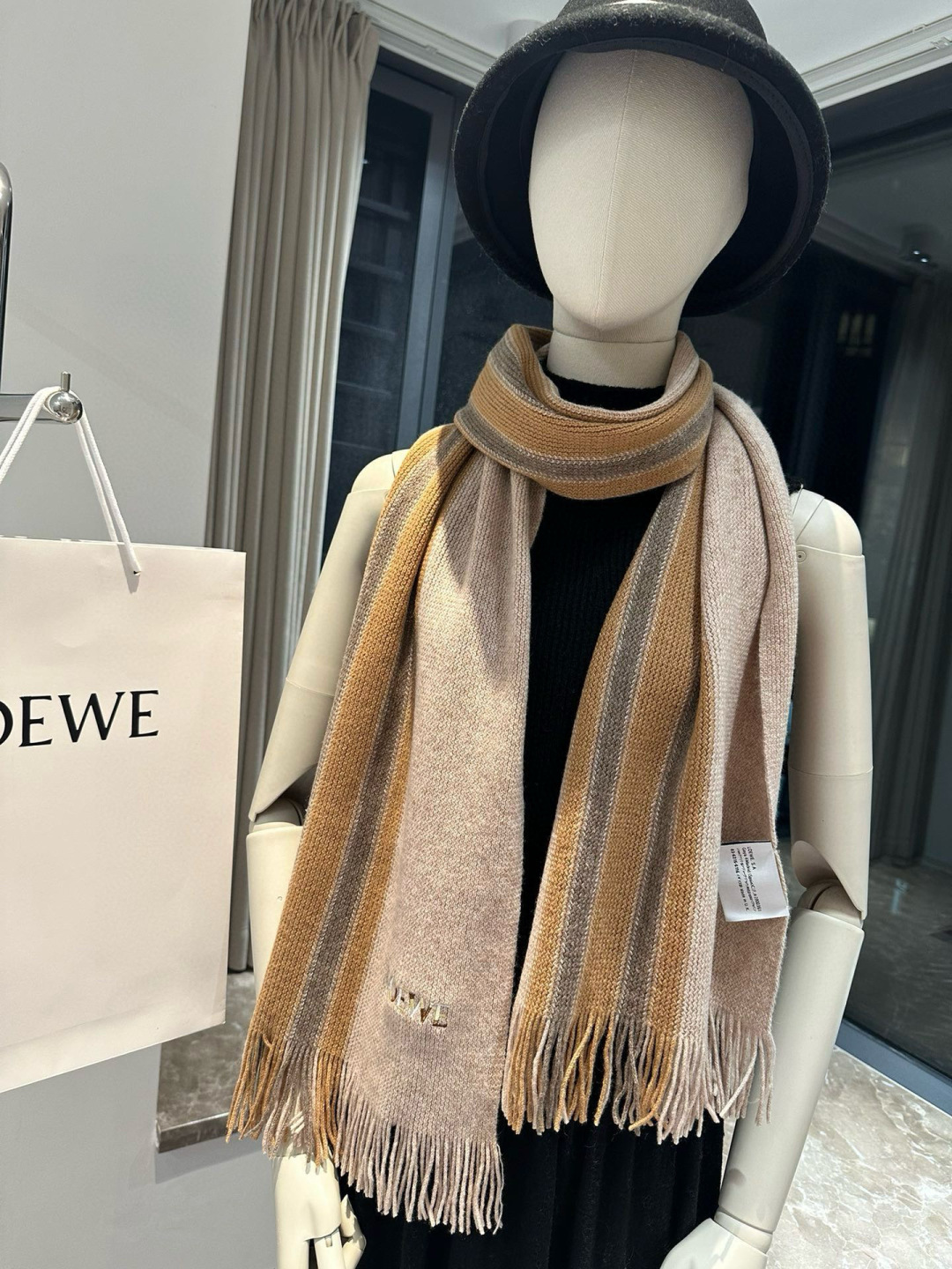 loewe 同步专柜，高端羊绒针织围巾！】可正式，可随意，非常Classical的男款设计。这款织法比较