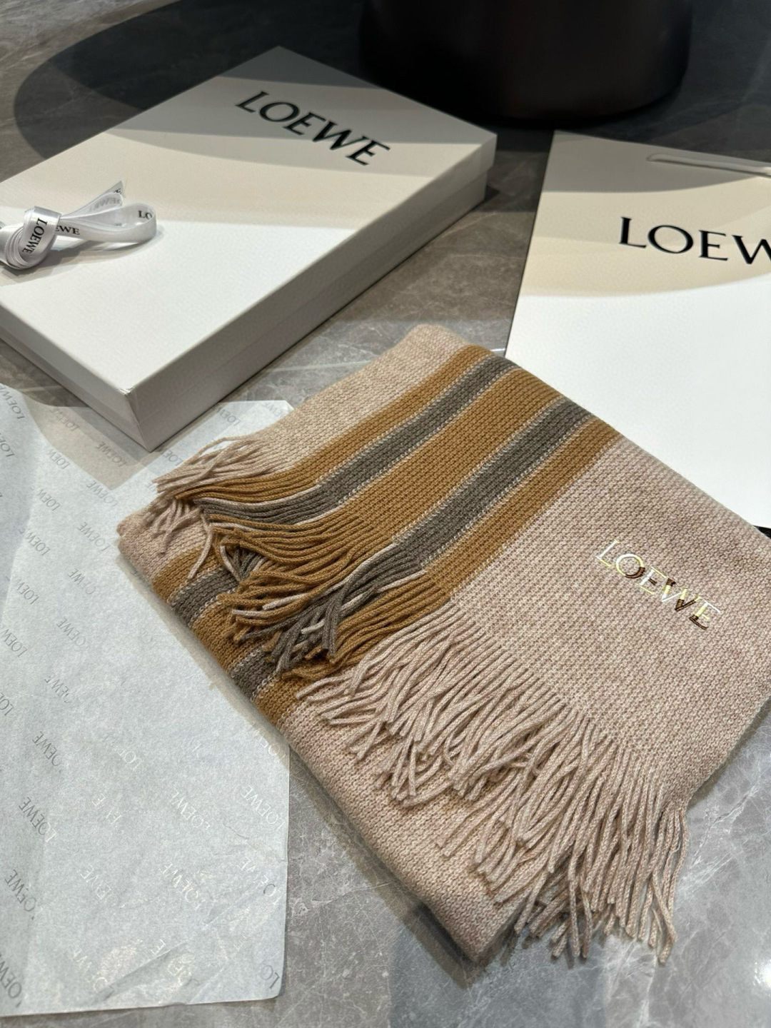 loewe 同步专柜，高端羊绒针织围巾！】可正式，可随意，非常Classical的男款设计。这款织法比较