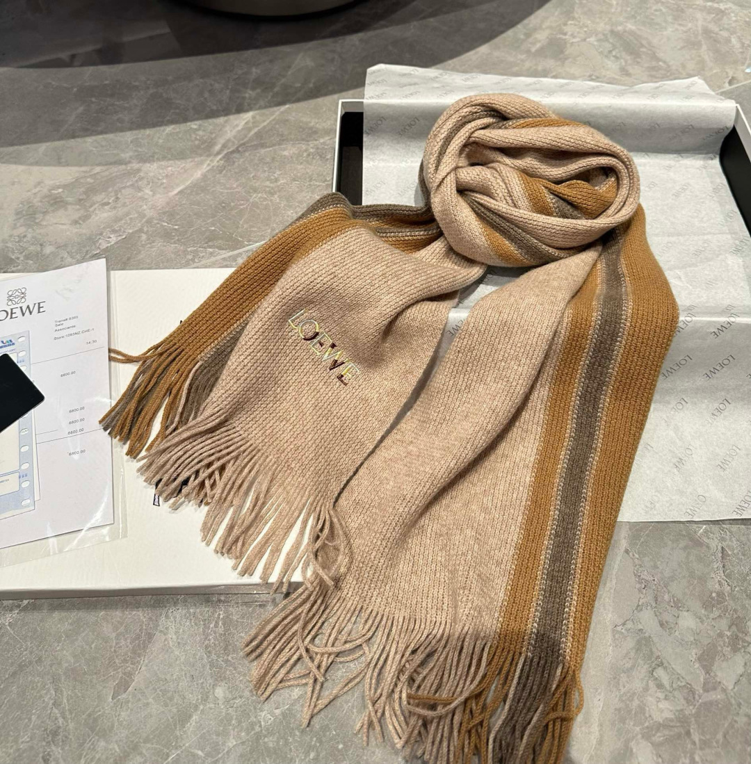 loewe 同步专柜，高端羊绒针织围巾！】可正式，可随意，非常Classical的男款设计。这款织法比较