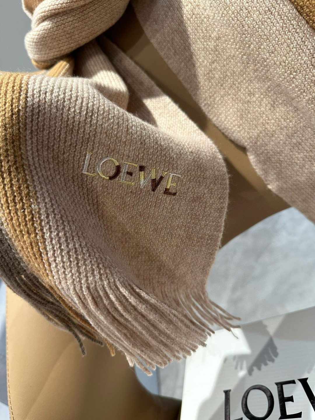 loewe 同步专柜，高端羊绒针织围巾！】可正式，可随意，非常Classical的男款设计。这款织法比较