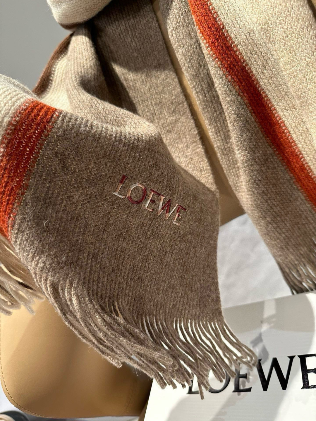 loewe 同步专柜，高端羊绒针织围巾！】可正式，可随意，非常Classical的男款设计。这款织法比较