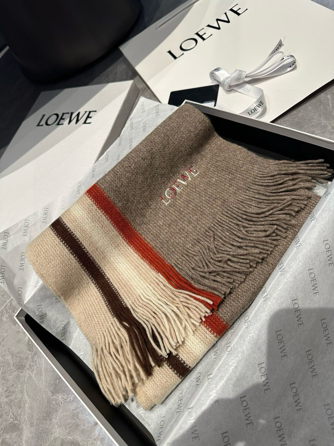 loewe 同步专柜，高端羊绒针织围巾！】可正式，可随意，非常Classical的男款设计。这款织法比较