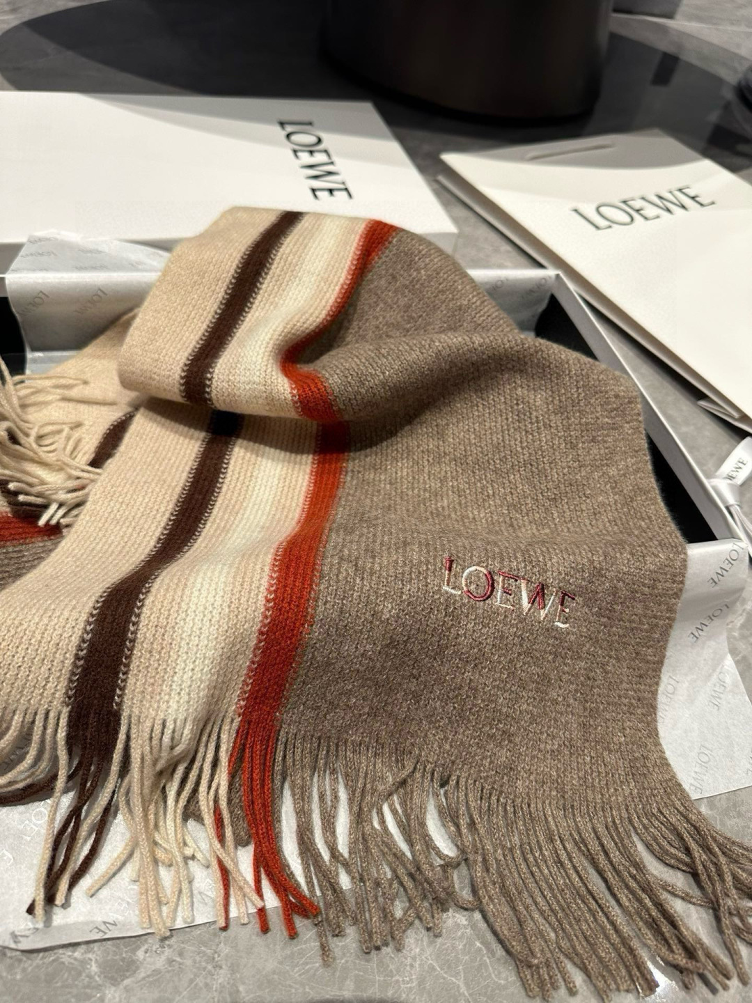 loewe 同步专柜，高端羊绒针织围巾！】可正式，可随意，非常Classical的男款设计。这款织法比较