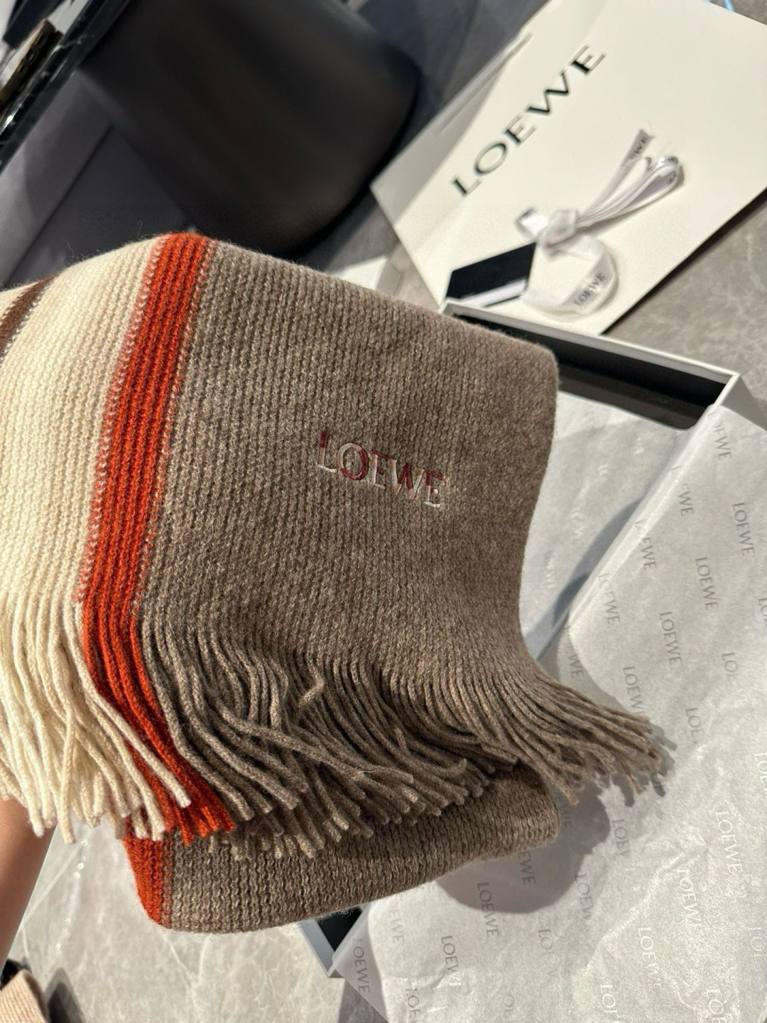 loewe 同步专柜，高端羊绒针织围巾！】可正式，可随意，非常Classical的男款设计。这款织法比较