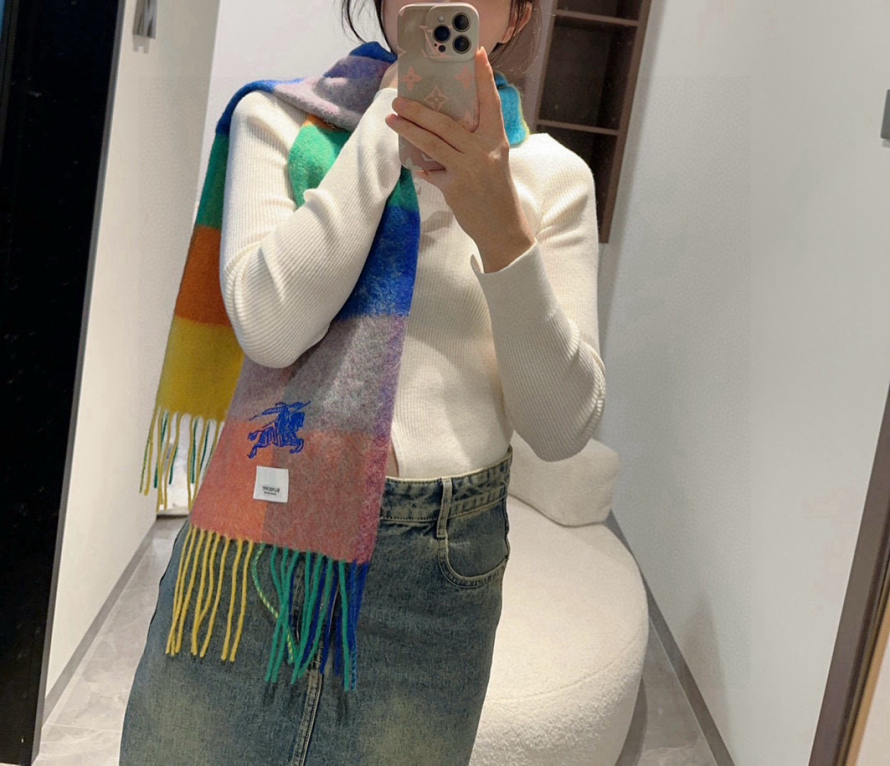 NO:581358,Burberry · Burberry's double-sided scarf is so beautiful that it's so stylish and charming. It's a very elegant and fashionable autumn and winter item!  I really like it. It’s a very classic men’s design made of lambskin. It feels really great on the upper body and looks good on any waist!  !  This style is really worth buying with your eyes closed, and it can be easily worn by any age group!  !  !  30*200cm high version scarf, high version scarf, burberry, burberry19860909Burberry · 巴宝莉双面围巾好看的要疯掉了,太有型太有魅力了非常斯文时尚的秋冬单品！真的很喜欢,非常Classical的男款设计羔绒,手感真的绝了上身效果真的随便怎么围都好看！！这种款式真的闭着眼买,任何年龄层都轻松驾驭！！！30*200cm高版本围巾,高版本围巾,burberry,burberry,scarf