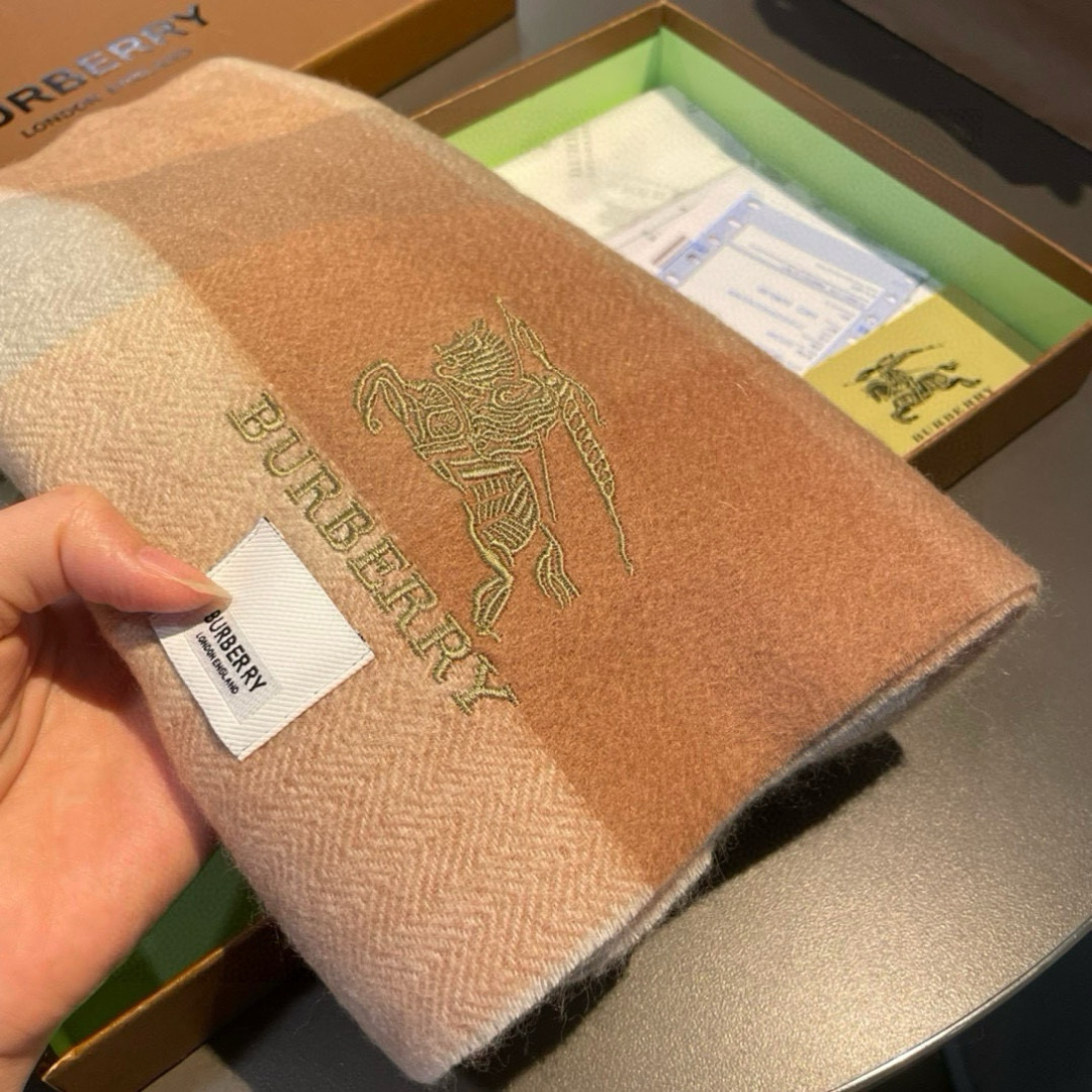 百分百山羊绒 Burberry · 巴宝莉经典格子围巾❗好看的要疯掉了，太有型太有魅力了❗❗非常斯文时尚
