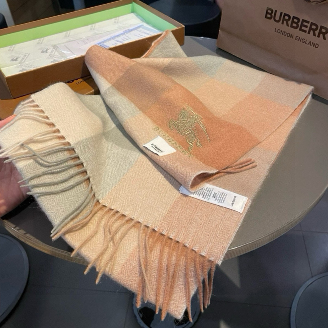 百分百山羊绒 Burberry · 巴宝莉经典格子围巾❗好看的要疯掉了，太有型太有魅力了❗❗非常斯文时尚