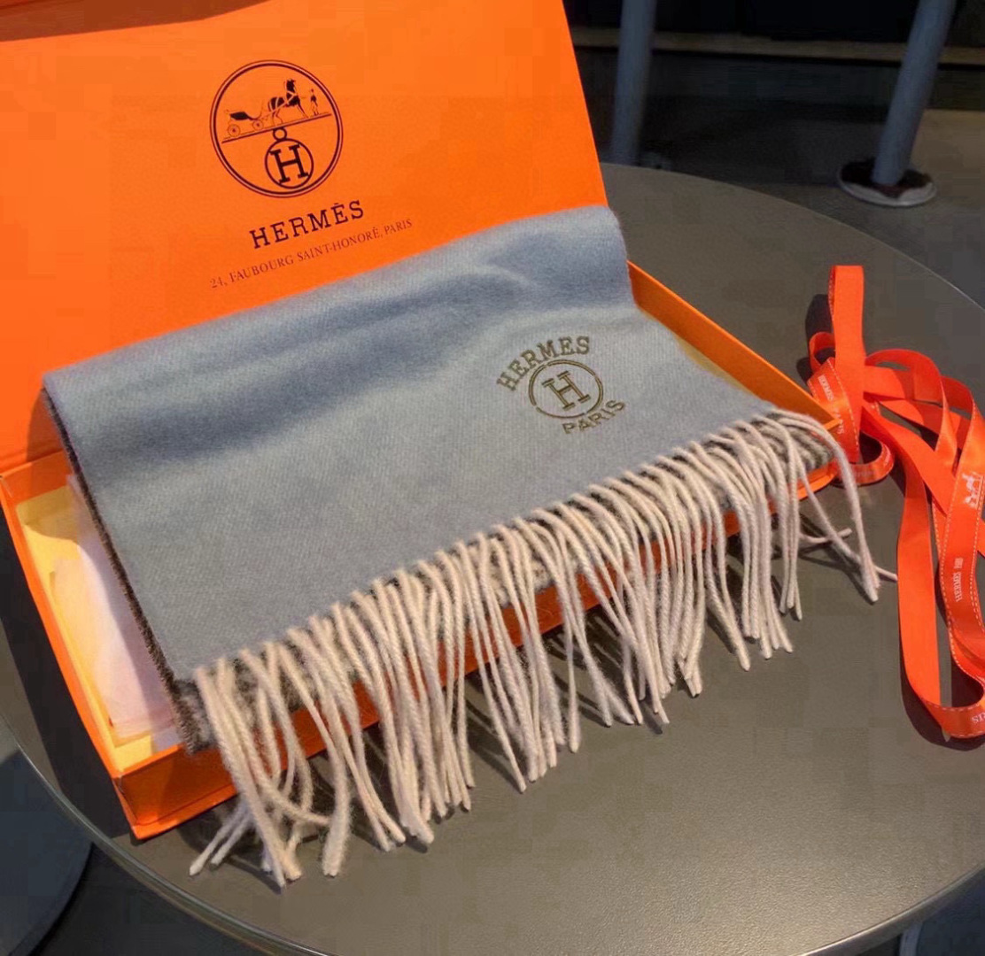 🆕重磅推荐❗️Hermes · 爱马仕秋冬新品 · 渐变拼色羊绒围巾❗️臻选上乘的山羊绒纤维，耗时耗力，