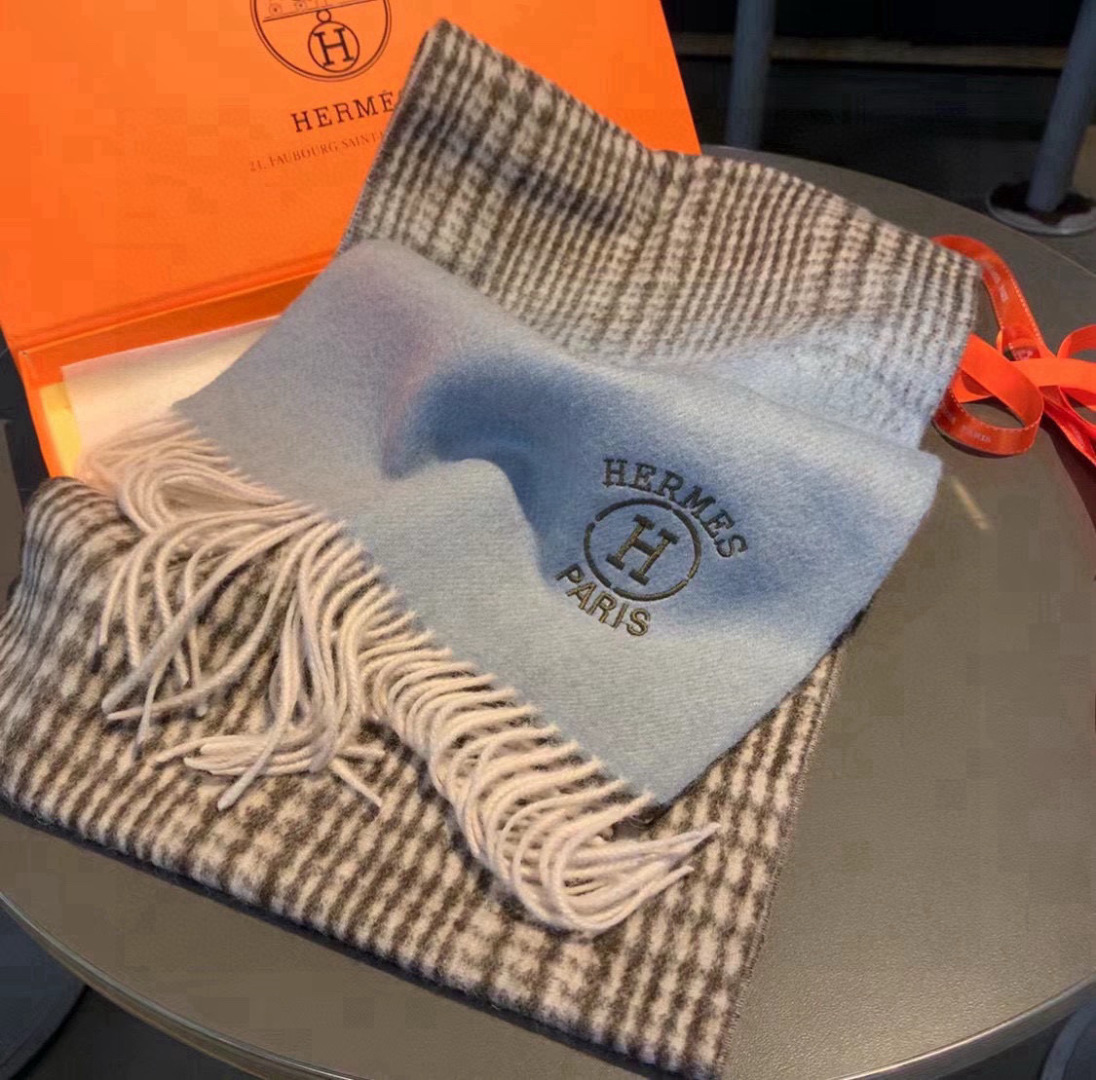 🆕重磅推荐❗️Hermes · 爱马仕秋冬新品 · 渐变拼色羊绒围巾❗️臻选上乘的山羊绒纤维，耗时耗力，
