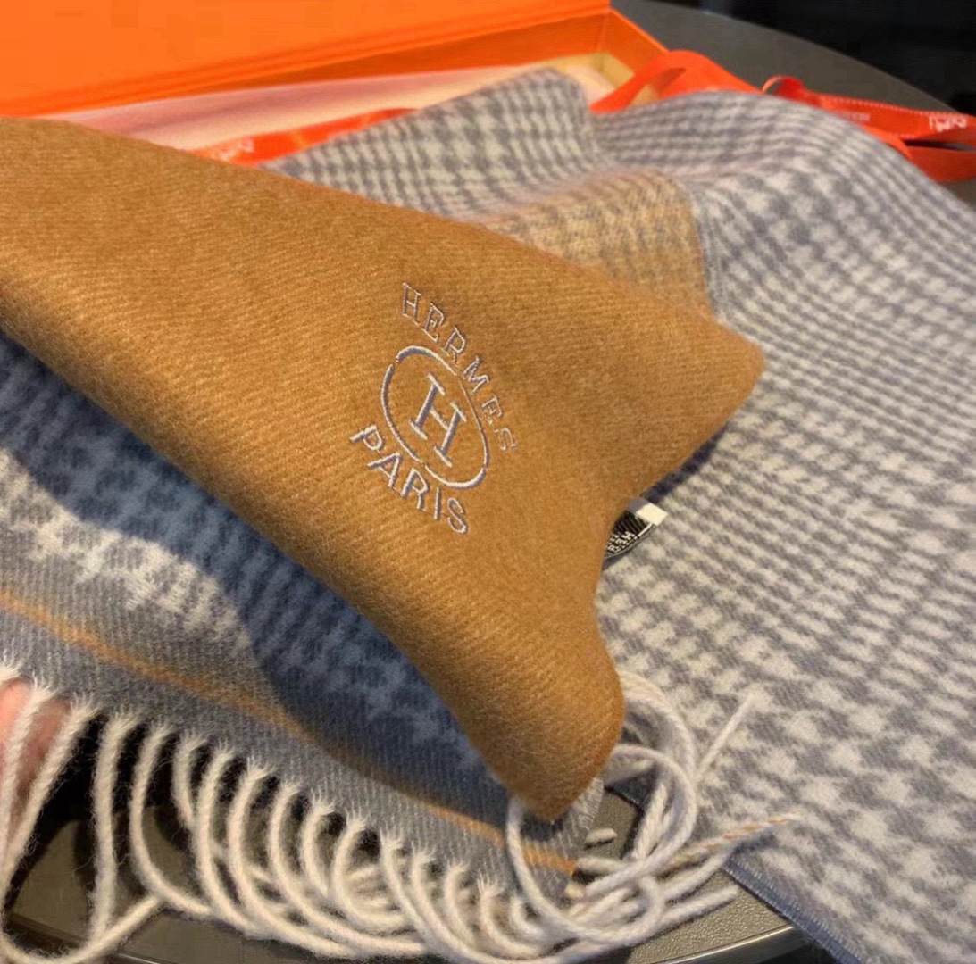 🆕重磅推荐❗️Hermes · 爱马仕秋冬新品 · 渐变拼色羊绒围巾❗️臻选上乘的山羊绒纤维，耗时耗力，