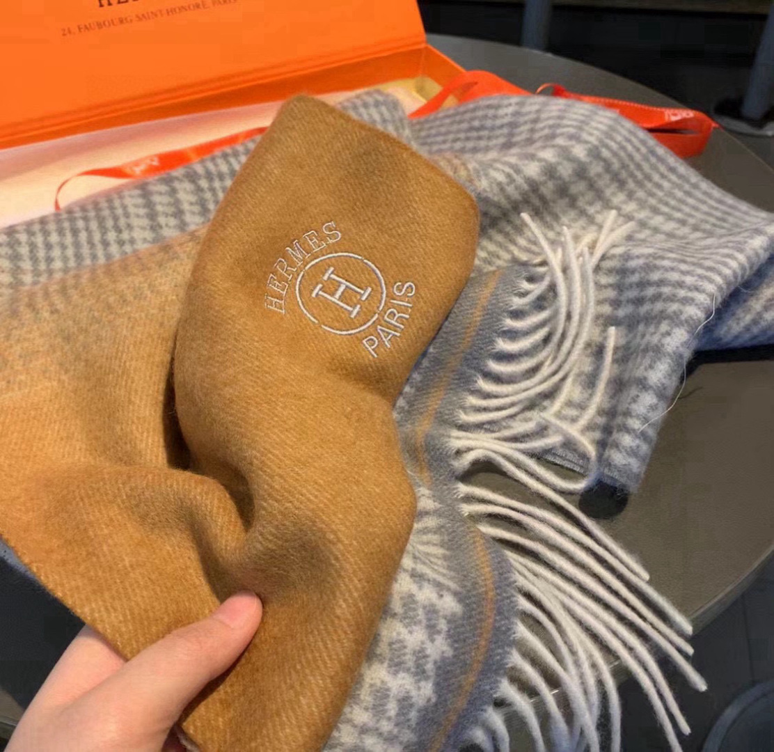🆕重磅推荐❗️Hermes · 爱马仕秋冬新品 · 渐变拼色羊绒围巾❗️臻选上乘的山羊绒纤维，耗时耗力，