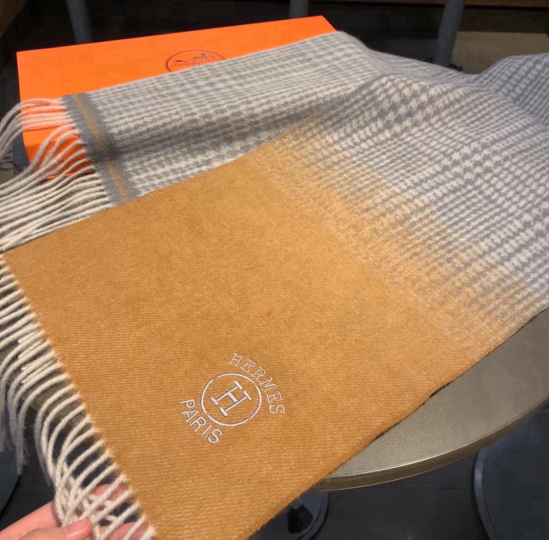 🆕重磅推荐❗️Hermes · 爱马仕秋冬新品 · 渐变拼色羊绒围巾❗️臻选上乘的山羊绒纤维，耗时耗力，