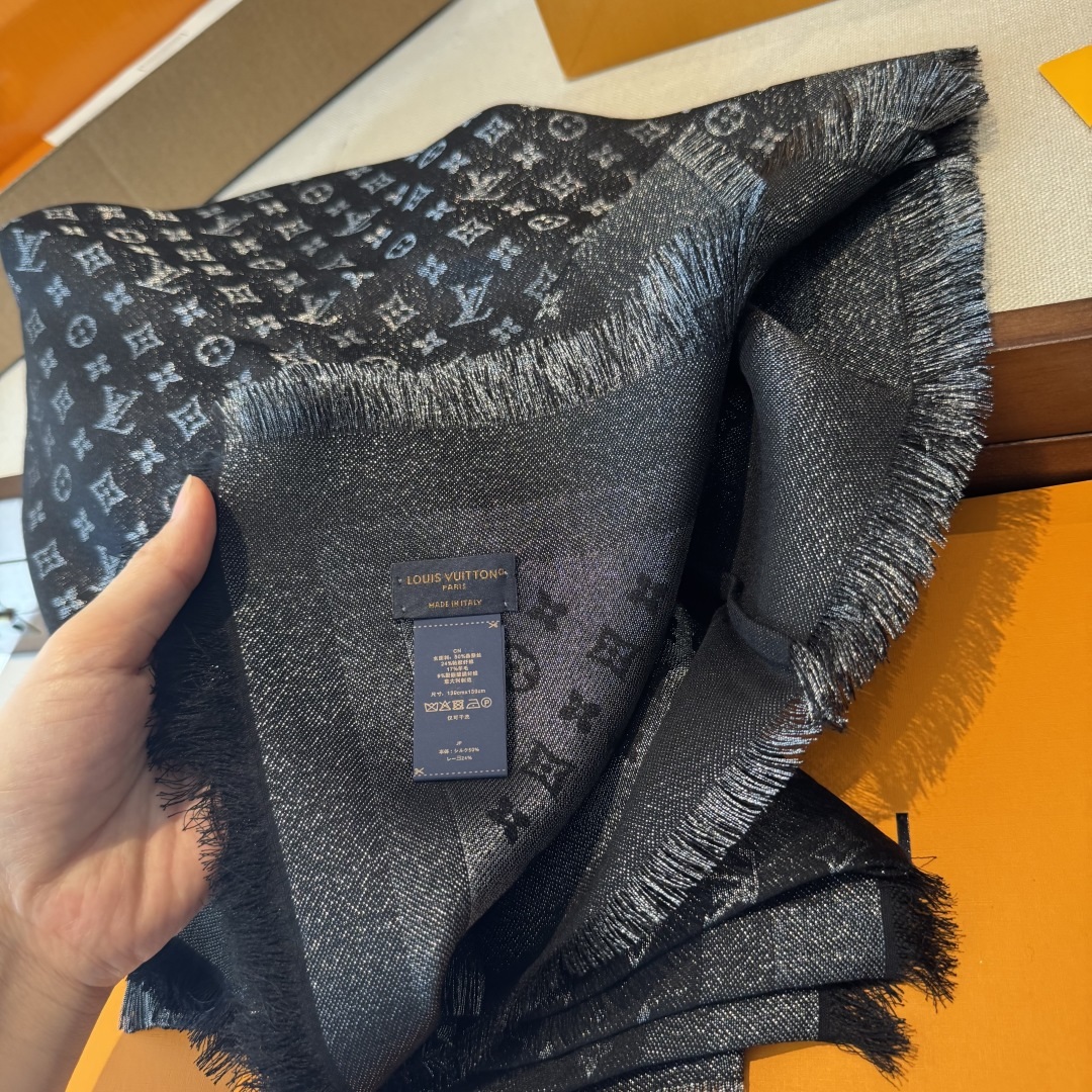 全新 Petit Louis 披肩以提花工艺和双色纱线织就 Monogram 图案。轻软丝绒混纺裁出小幅