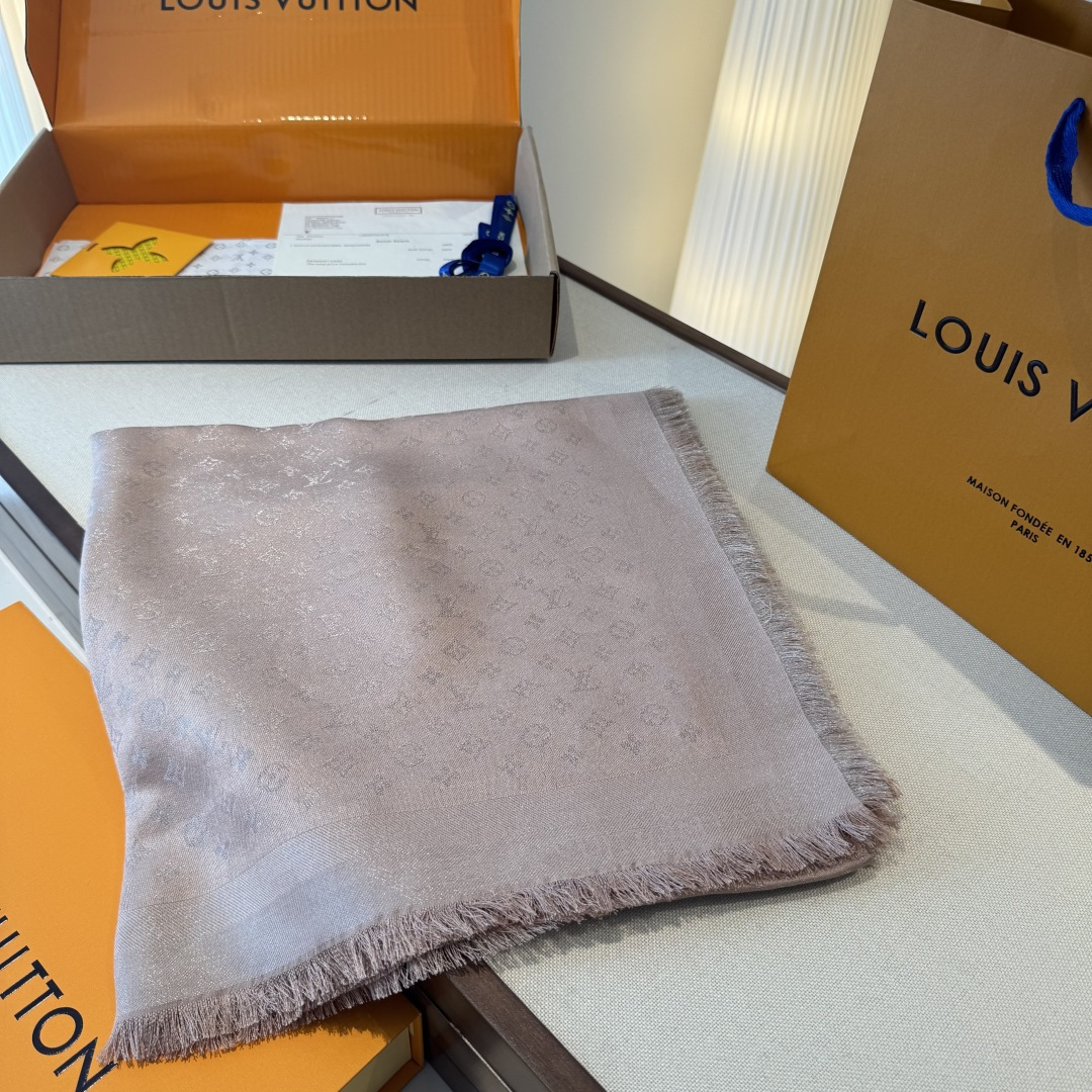 全新 Petit Louis 披肩以提花工艺和双色纱线织就 Monogram 图案。轻软丝绒混纺裁出小幅