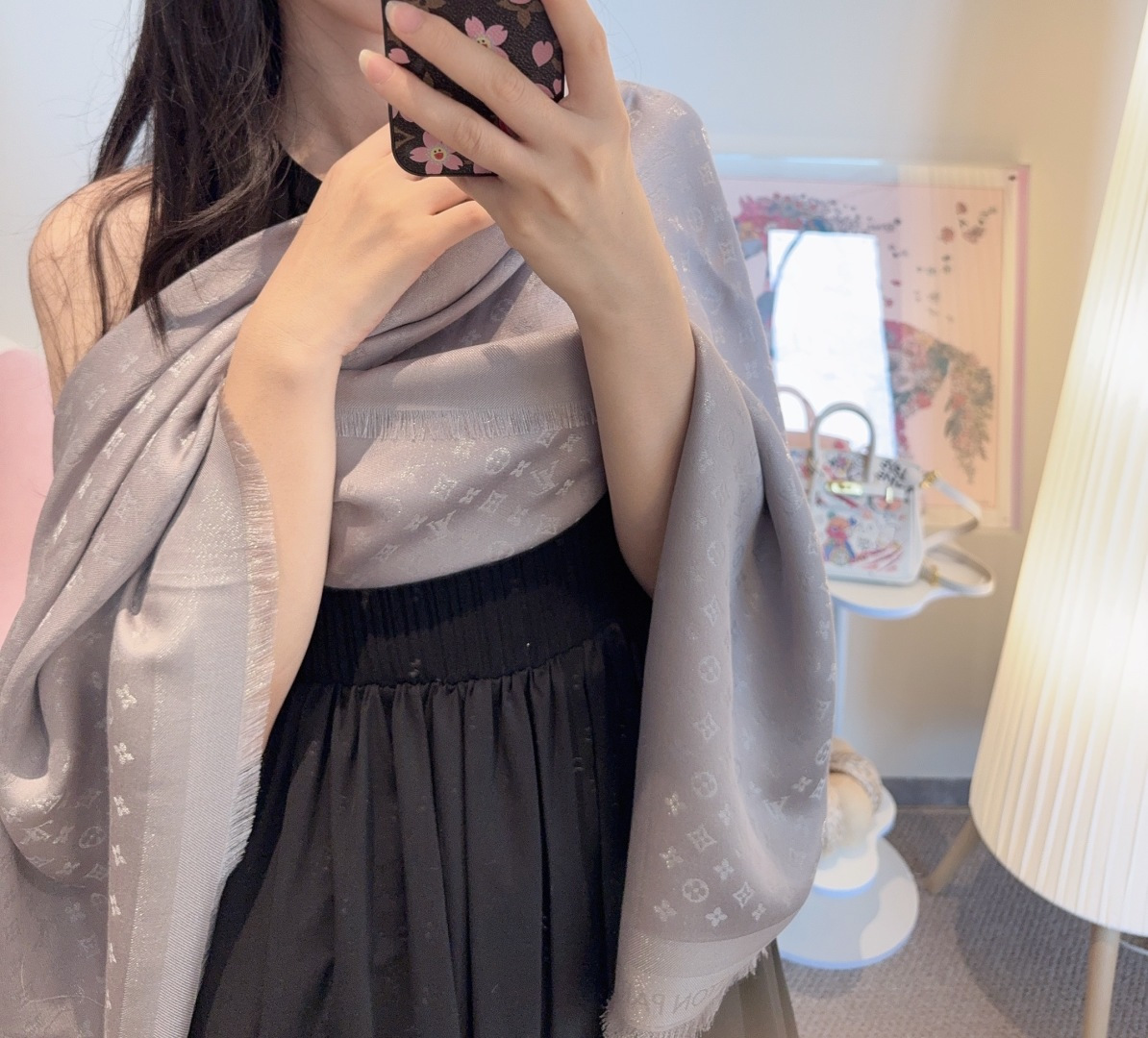 全新 Petit Louis 披肩以提花工艺和双色纱线织就 Monogram 图案。轻软丝绒混纺裁出小幅