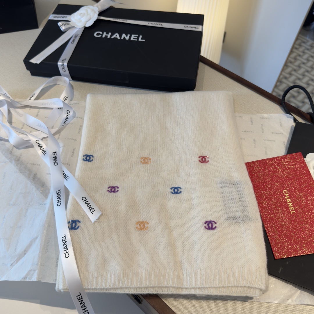 宅女同款Chanel24a小香绵羊毛彩虹🌈珠片围巾披肩尺寸：65cm*180cm