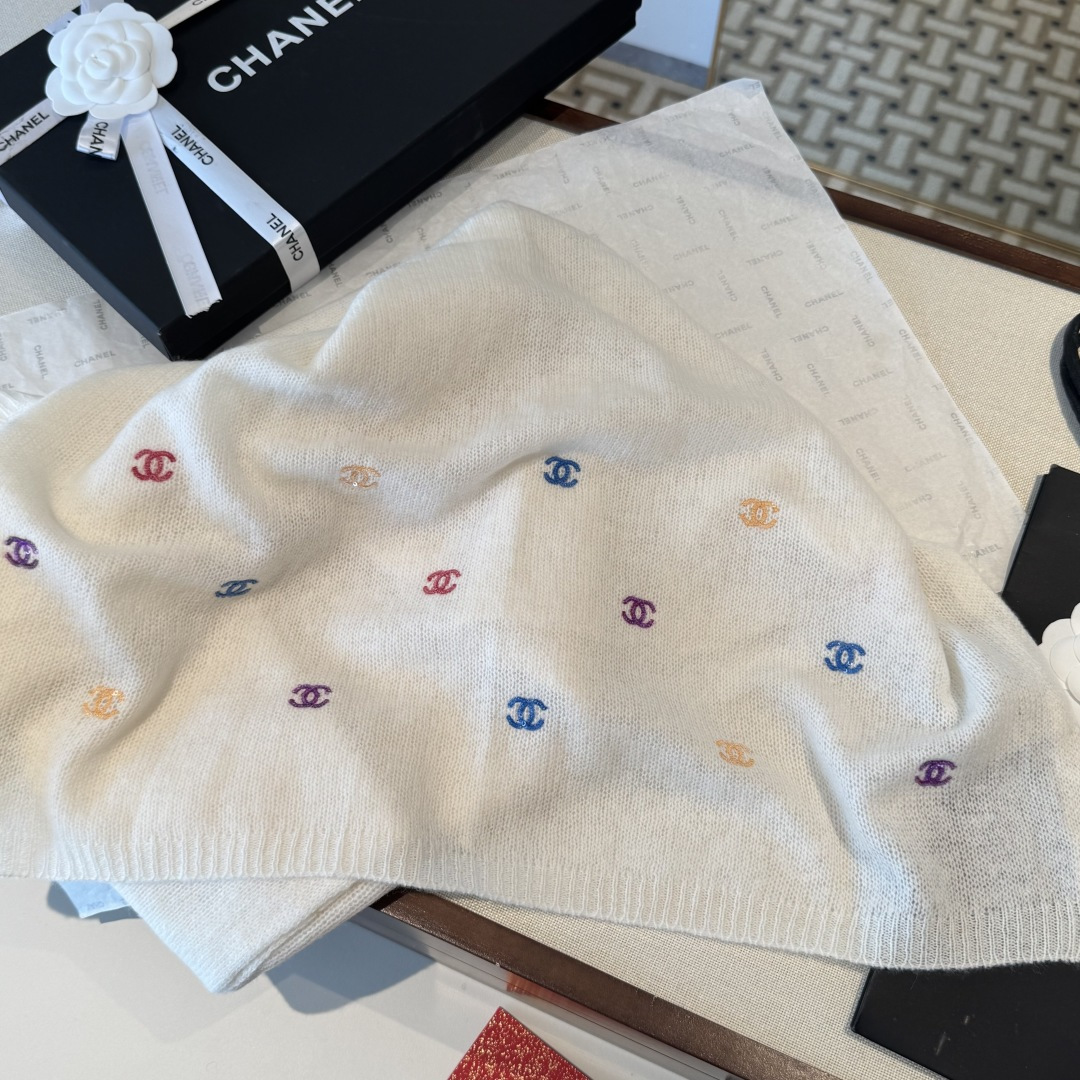 宅女同款Chanel24a小香绵羊毛彩虹🌈珠片围巾披肩尺寸：65cm*180cm