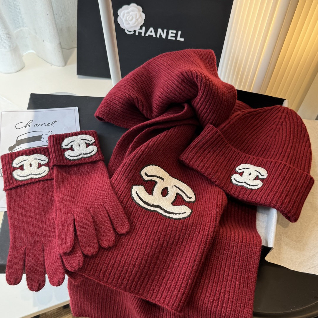 P405 【香奶奶2025滑雪季 暖雪之境】
置身纯白雪场，以小香羊绒三件套诠释冬日优雅。素色粗纱针织围巾、手套与帽子，以细腻羊绒包裹凛冽寒意，轻盈暖意随行。经典的粗纱纹理间，黑白双C标志低调点缀，勾勒出不羁与从容并存的雪山姿态。
从雪道滑行至暖炉旁，这一抹简约奢华始终相伴，将实用与美学凝于细节。香奈儿2025滑雪系列——于极寒中，拥抱最温柔的奢华暖意。围巾30*180cm