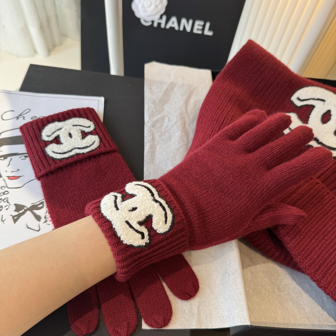 P405 【香奶奶2025滑雪季 暖雪之境】
置身纯白雪场，以小香羊绒三件套诠释冬日优雅。素色粗纱针织围巾、手套与帽子，以细腻羊绒包裹凛冽寒意，轻盈暖意随行。经典的粗纱纹理间，黑白双C标志低调点缀，勾勒出不羁与从容并存的雪山姿态。
从雪道滑行至暖炉旁，这一抹简约奢华始终相伴，将实用与美学凝于细节。香奈儿2025滑雪系列——于极寒中，拥抱最温柔的奢华暖意。围巾30*180cm