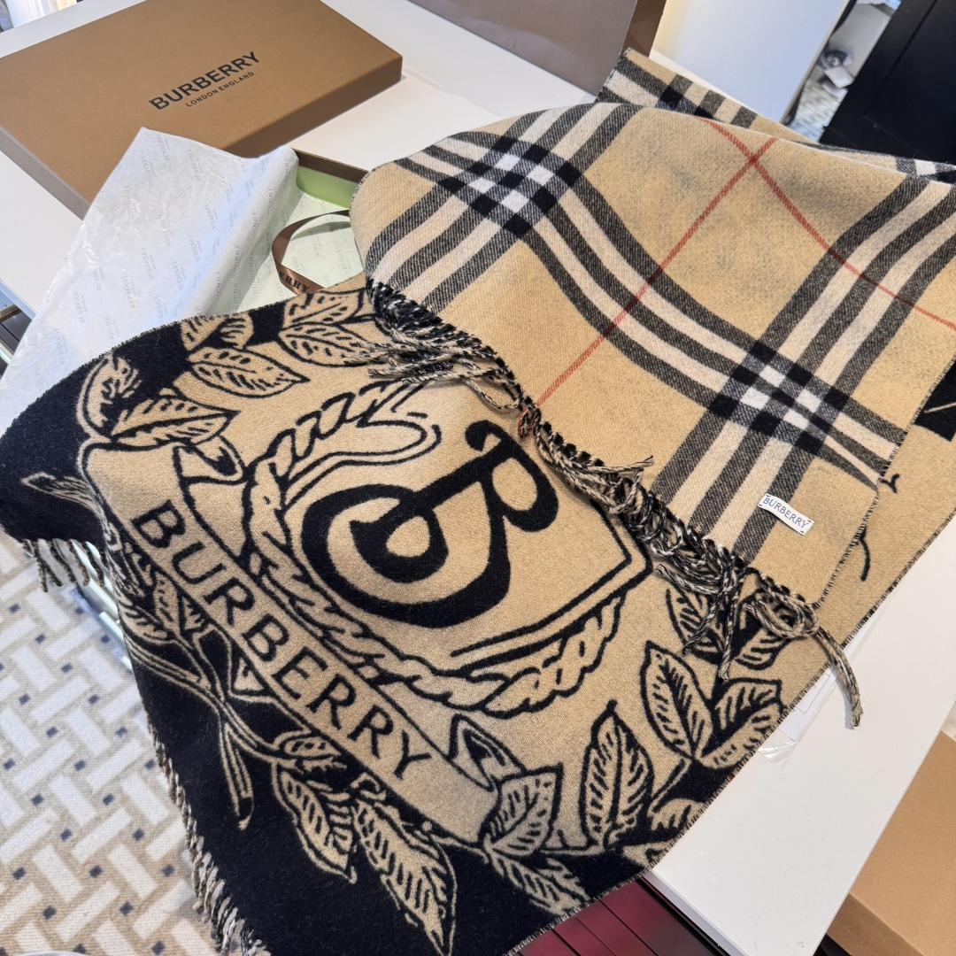 新色……独家爆款，Bur战马骑士双面披肩，各种好看，被誉为Burberry今年最美的款，最经典的提花战马