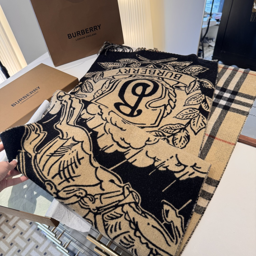 新色……独家爆款，Bur战马骑士双面披肩，各种好看，被誉为Burberry今年最美的款，最经典的提花战马