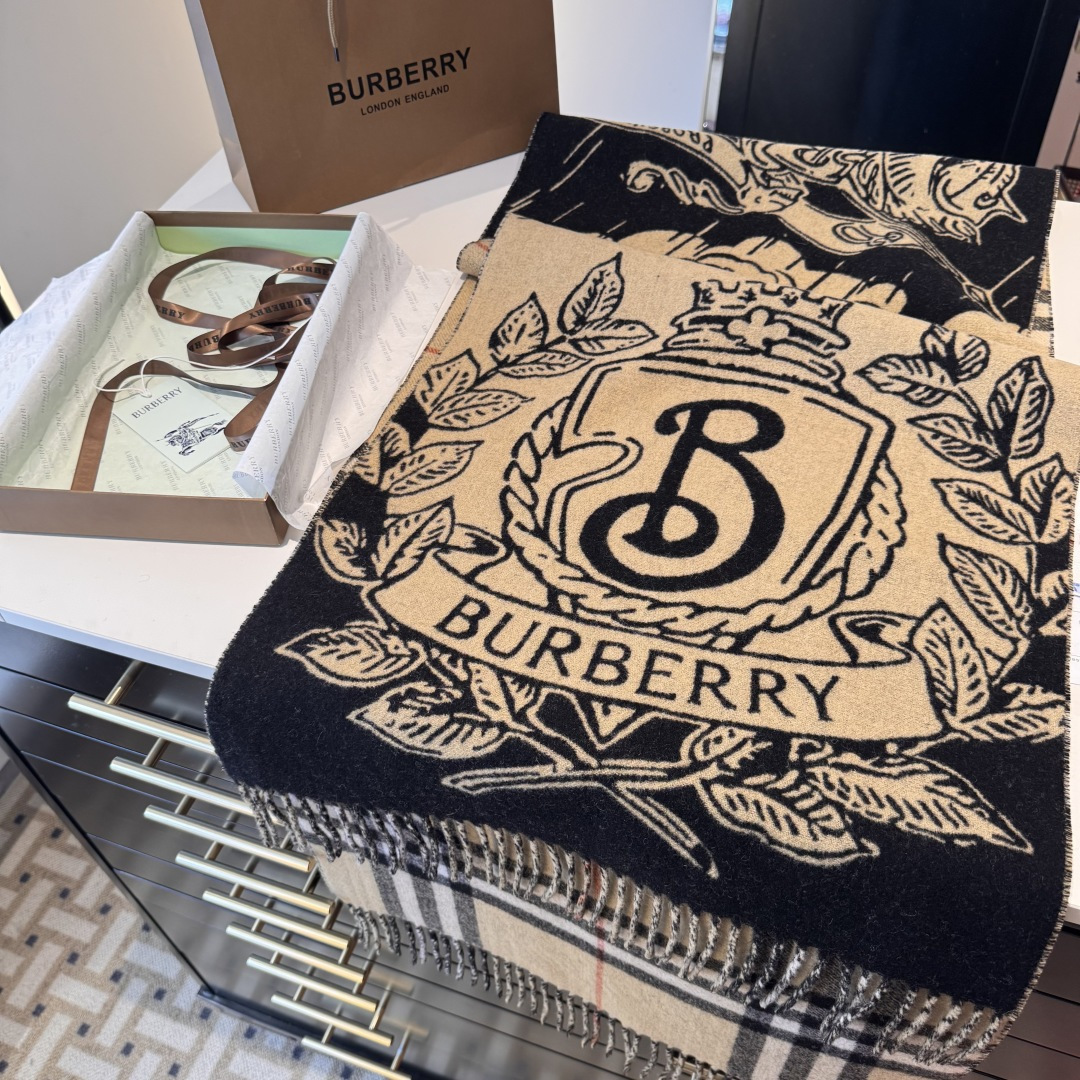 新色……独家爆款，Bur战马骑士双面披肩，各种好看，被誉为Burberry今年最美的款，最经典的提花战马