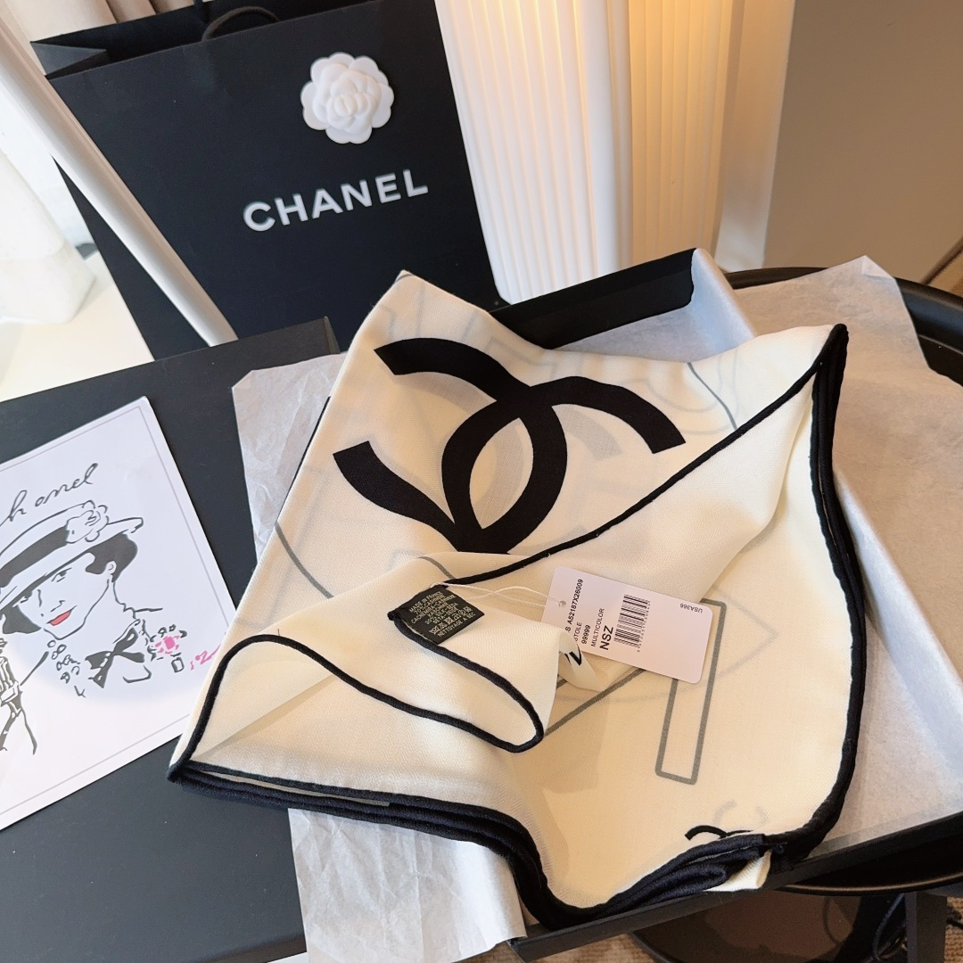 经典茶花优雅Coco风，Chanel最新菱格丝绒大方巾~气质到骨子里，香奶奶新一季的面料超高级，真心超级