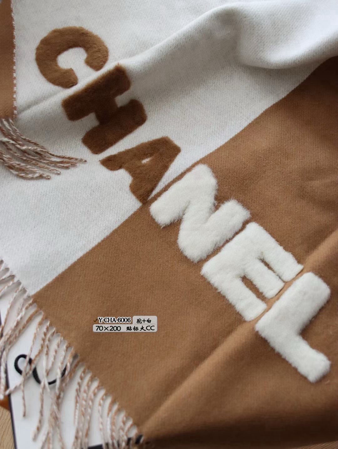 贴标大CC 优雅感爆棚，chanel的一如既往的优雅气质风，拼色+毛茸茸大字母，点睛精致，融入日常的单品