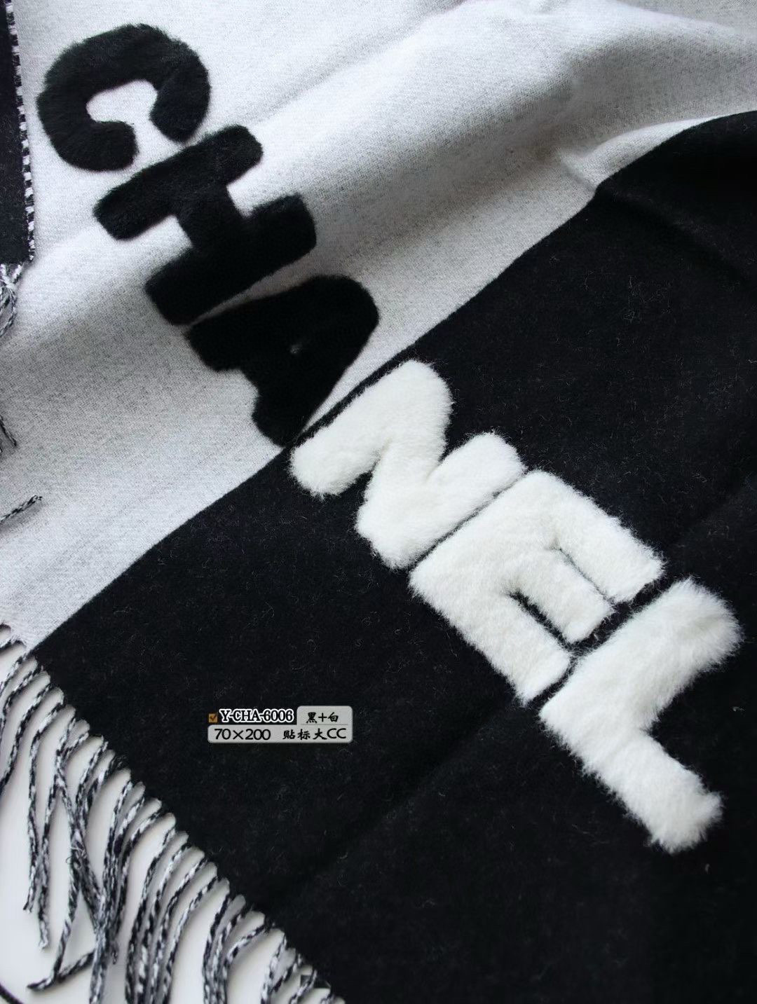 贴标大CC 优雅感爆棚，chanel的一如既往的优雅气质风，拼色+毛茸茸大字母，点睛精致，融入日常的单品